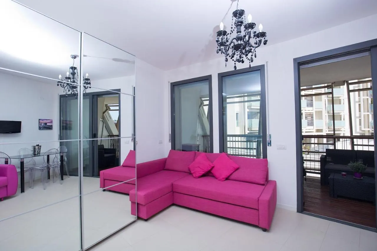 Luxury Sea Front Apartment Римини