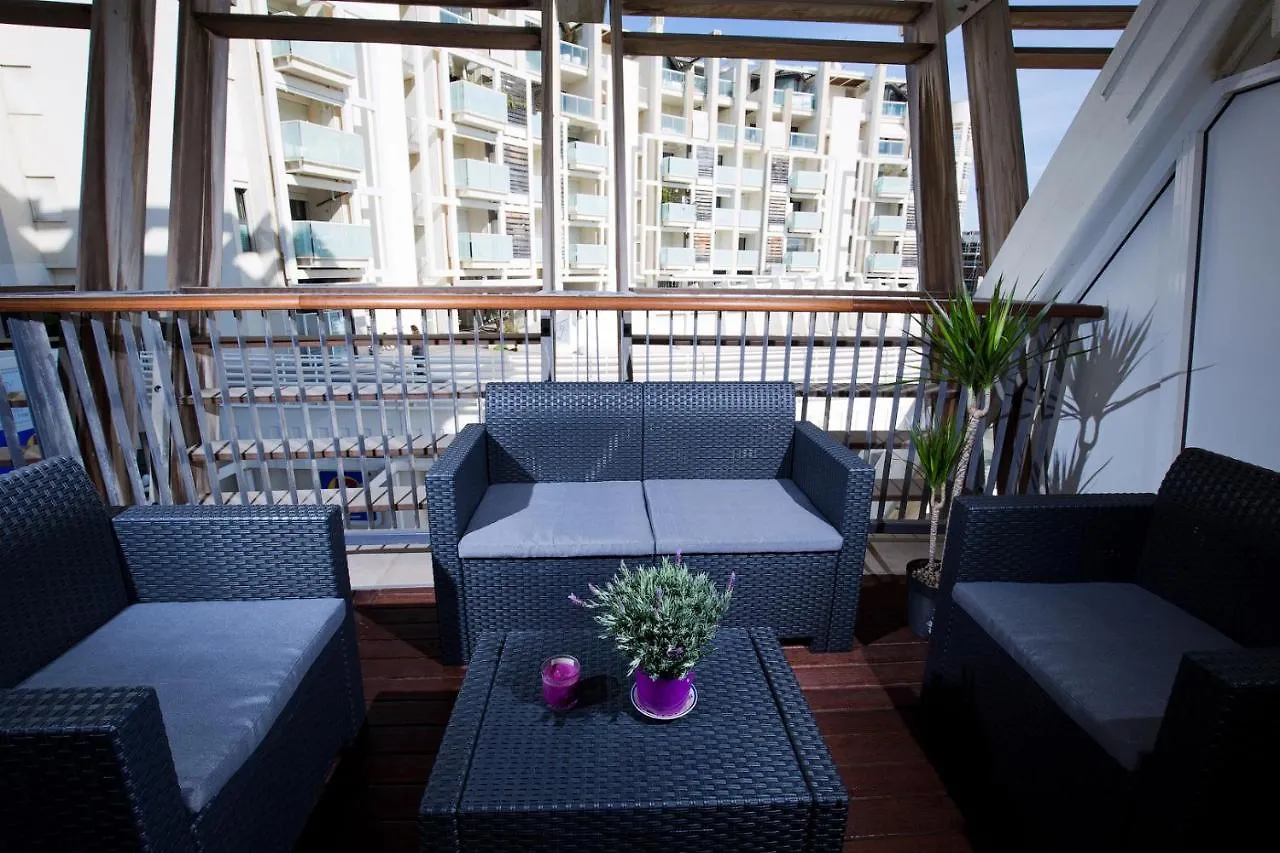 Luxury Sea Front Apartment Римини