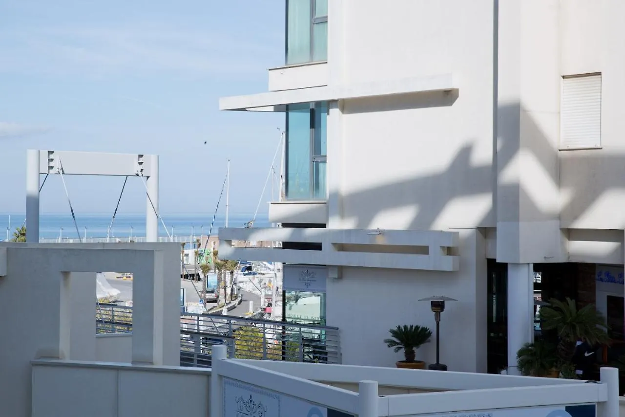 Luxury Sea Front Apartment Римини